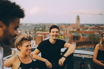 PORTRAIT OF SMILING YOUNG MAN IN CITY