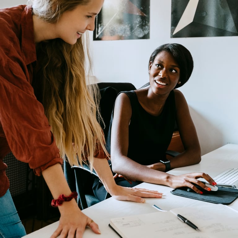 Zwei Frauen am Arbeitsplatz