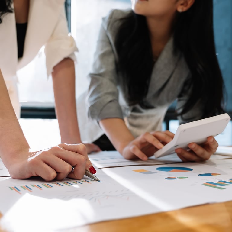Zwei Frauen arbeiten an Statistiken